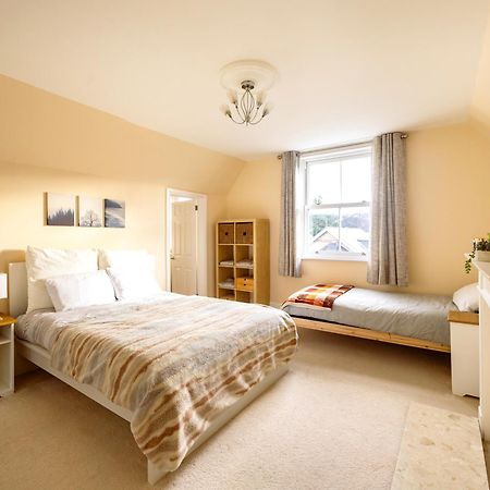 Appartamento Guildford Station With Parking Esterno foto