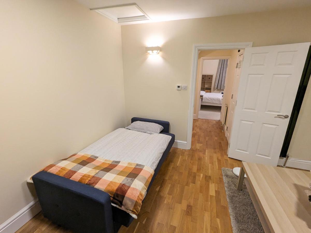 Appartamento Guildford Station With Parking Esterno foto