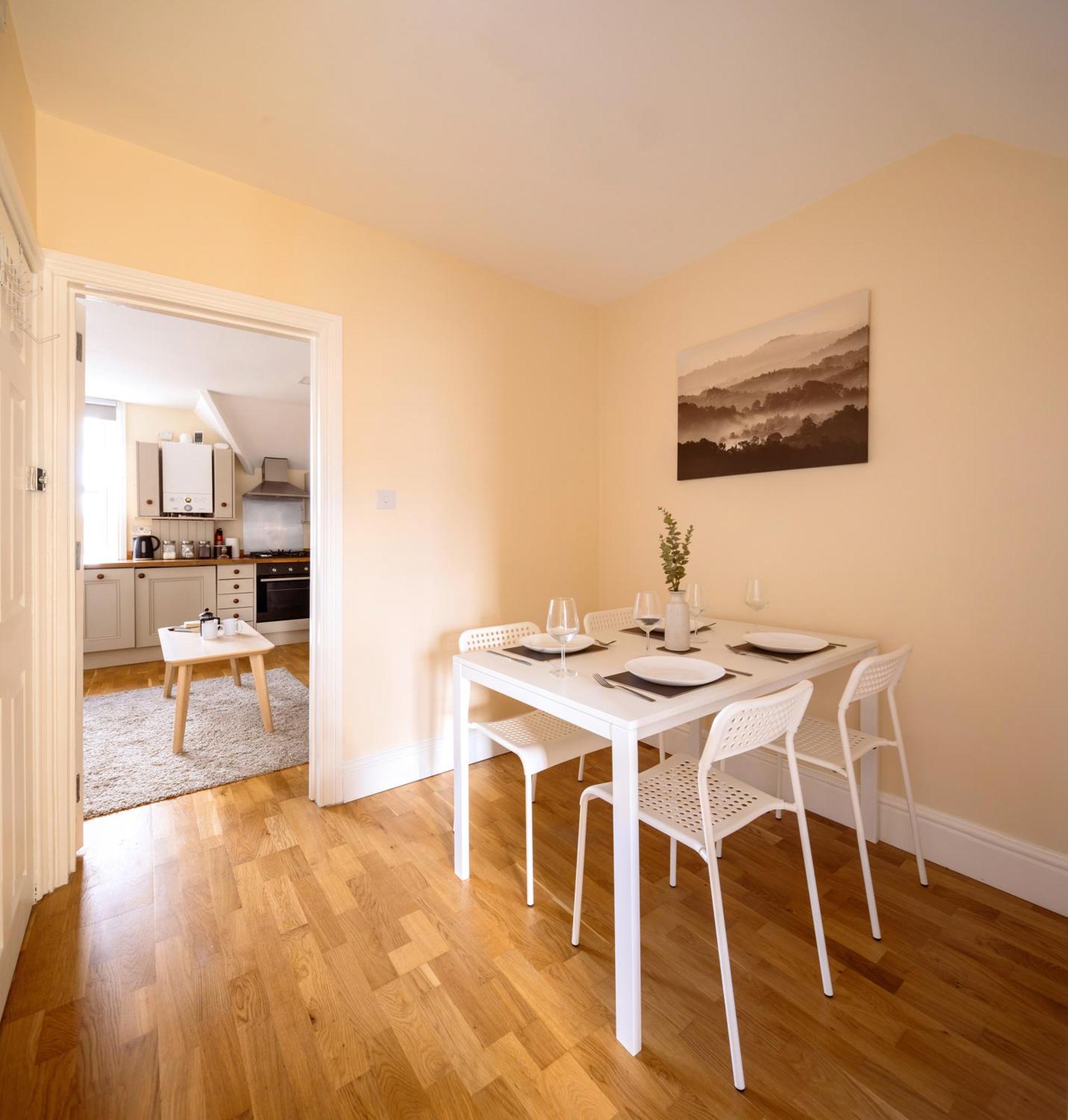 Appartamento Guildford Station With Parking Esterno foto