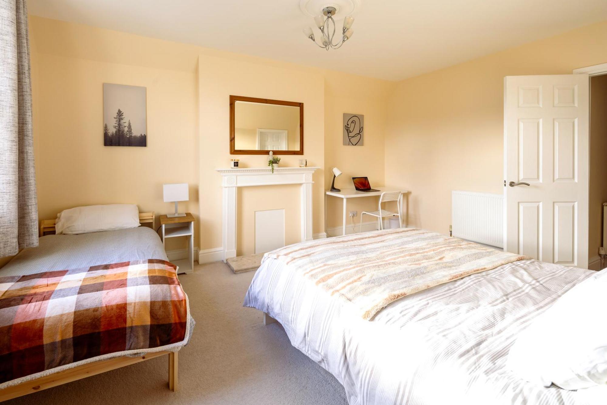 Appartamento Guildford Station With Parking Esterno foto